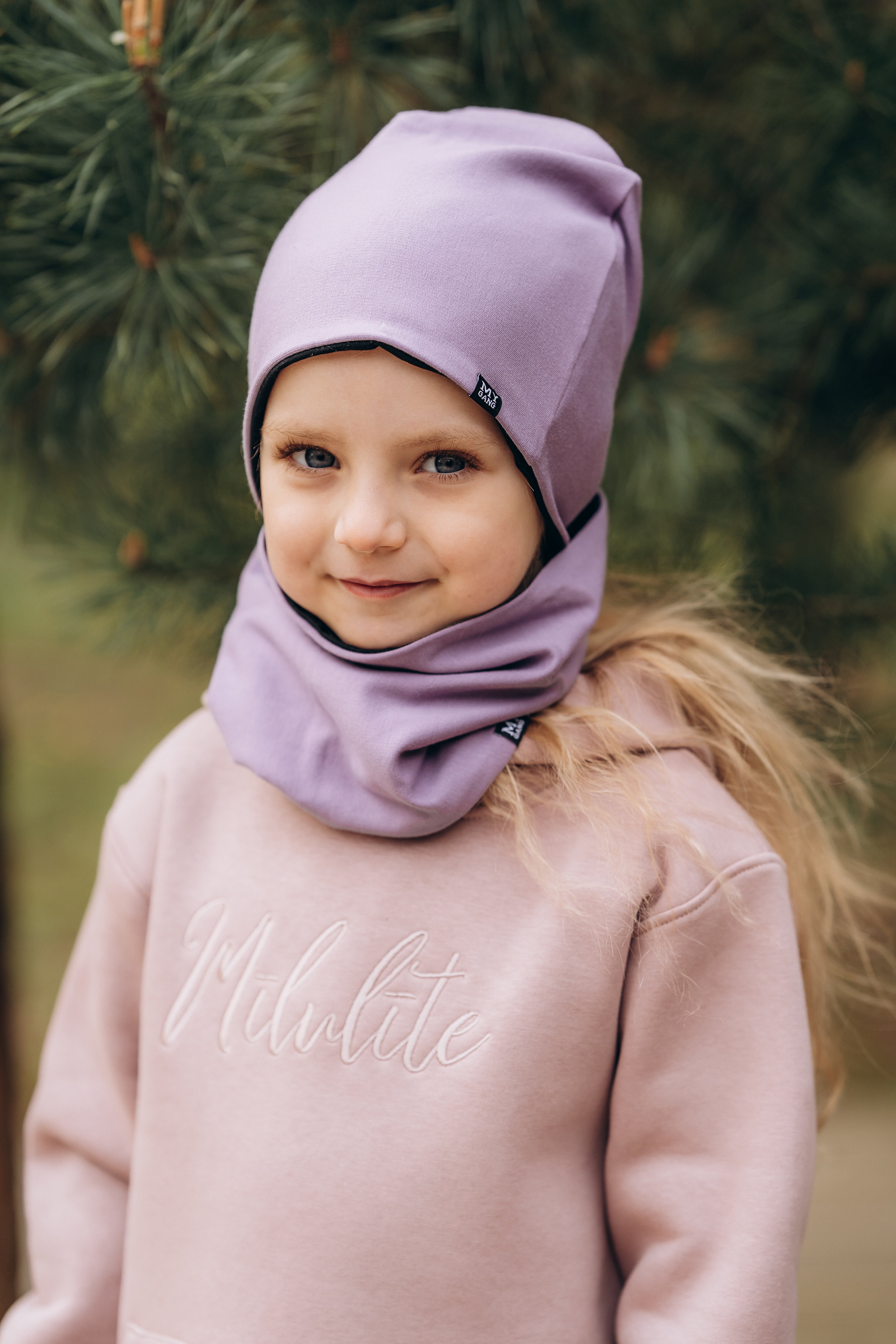 Children's hat with a tunnel scarf