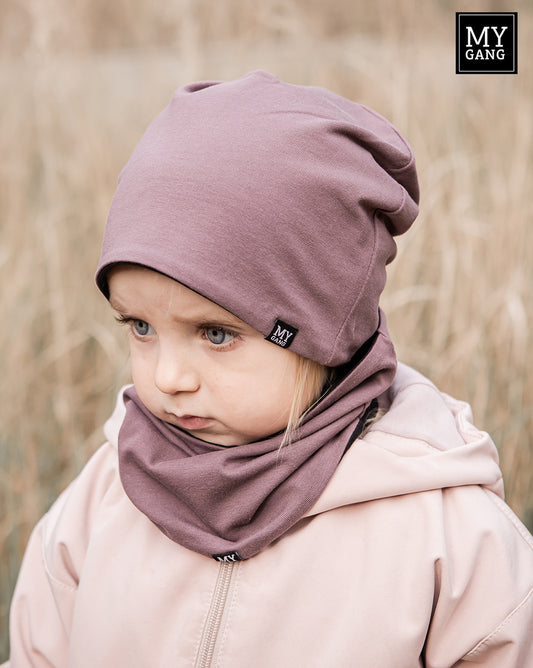 Children's hat with a tunnel scarf